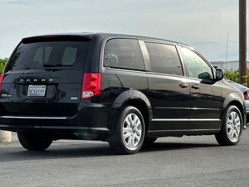 Used 2017 Dodge Grand Caravan SE FWD image 4