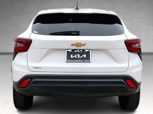 Used 2024 Chevrolet Trax LS w/ LS Convenience Package image 5