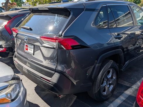 Used 2022 Toyota RAV4 LE AWD/4WD image 2