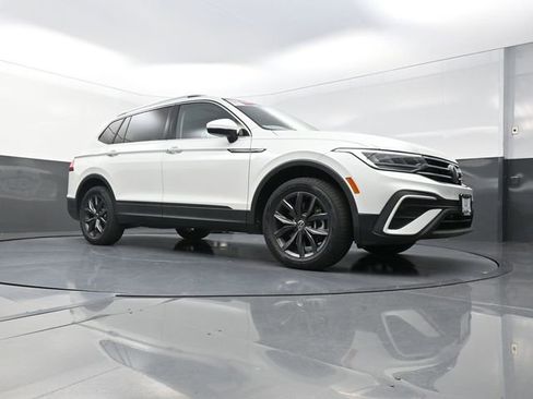 Used 2023 Volkswagen Tiguan SE w/ Panoramic Sunroof Package FWD image 20
