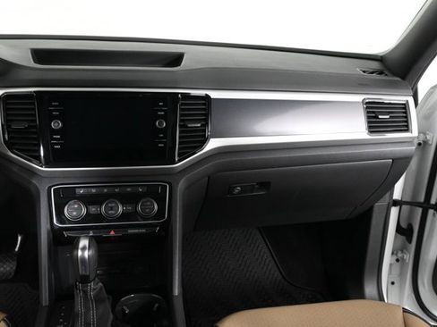 Certified 2022 Volkswagen Atlas Cross Sport SE w/ Panoramic Sunroof Package image 17