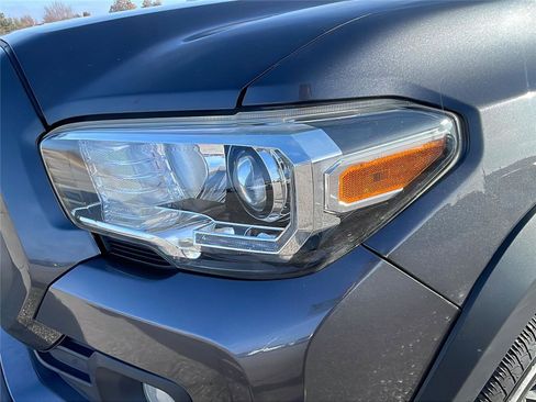 Used 2020 Toyota Tacoma TRD Off-Road image 9