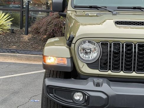 Used 2025 Jeep Gladiator Sport AWD/4WD image 4