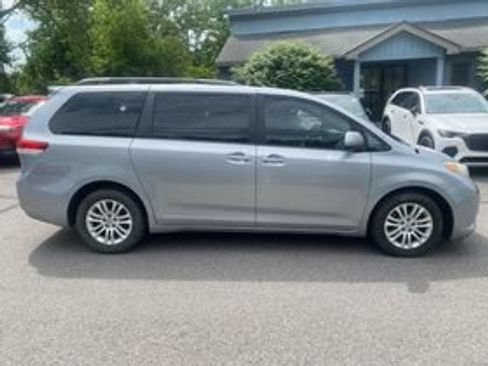 Used 2012 Toyota Sienna XLE FWD image 4
