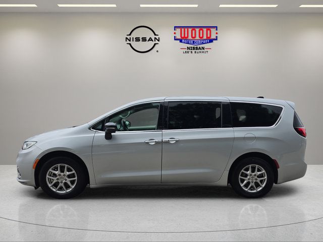 Used 2024 Chrysler Pacifica Touring-L FWD image 5
