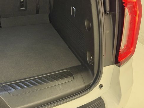 Used 2024 GMC Yukon XL SLT image 13