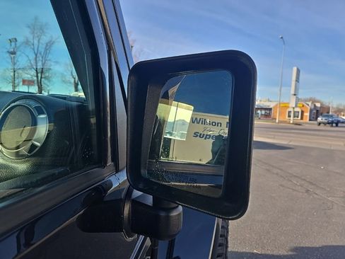 Used 2017 Jeep Wrangler Unlimited Rubicon image 25