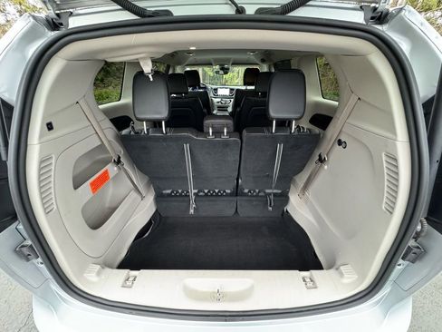 Used 2023 Chrysler Pacifica Touring-L image 10