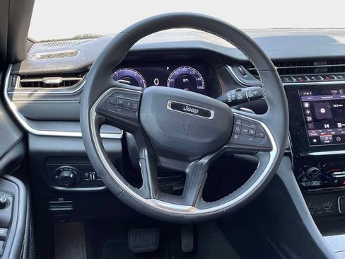 Used 2025 Jeep Grand Cherokee Altitude AWD/4WD image 18