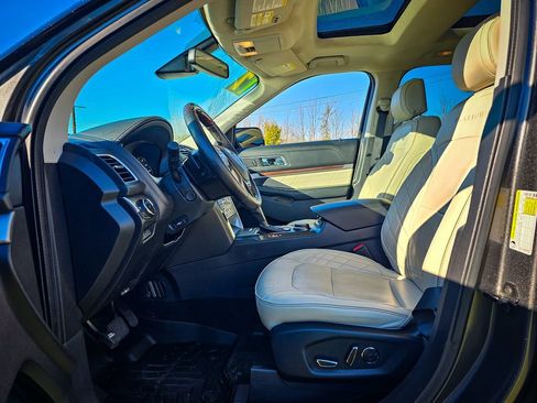 Used 2017 Ford Explorer Platinum image 14