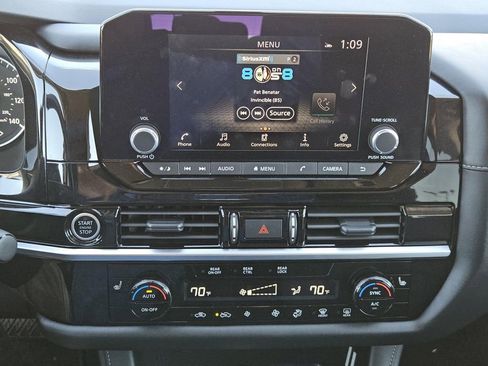 Used 2024 Nissan Pathfinder SV image 9