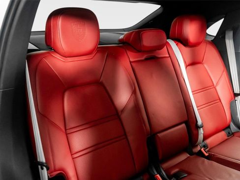 Used 2023 Porsche Cayenne Platinum Edition image 33