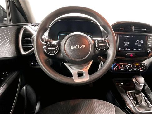 Used 2023 Kia Soul LX w/ LX Technology Package FWD image 6