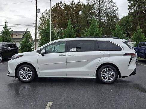 New 2025 Toyota Sienna XLE image 8