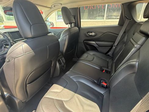 Used 2019 Jeep Cherokee Limited FWD image 11