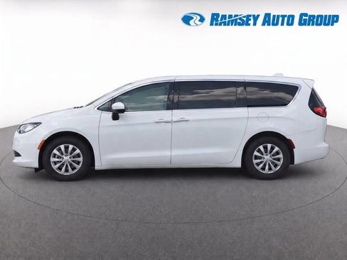 Used 2017 Chrysler Pacifica Touring w/ Tire & Wheel Group FWD image 6