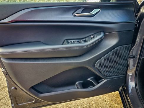 New 2025 Jeep Grand Cherokee Laredo X w/ Luxury Tech Group I image 10