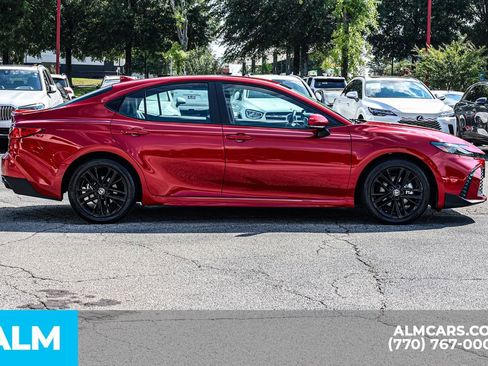 Used 2025 Toyota Camry SE image 10