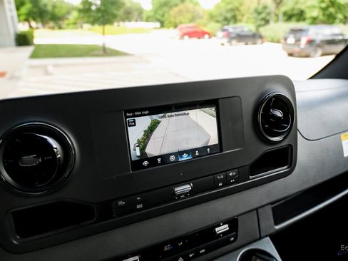 Used 2022 Mercedes-Benz Sprinter 2500 image 47