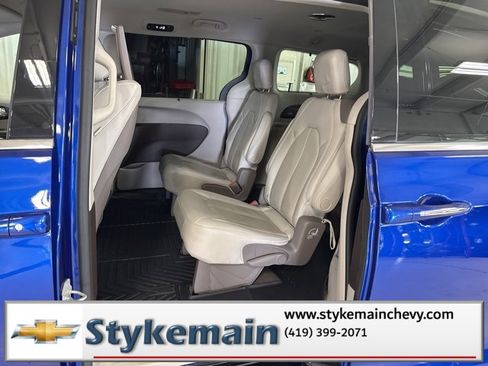 Used 2021 Chrysler Pacifica Touring-L w/ Uconnect Theater Family Group image 8