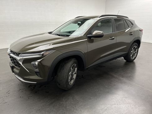 Used 2024 Chevrolet Trax LT w/ Sunroof Package image 4