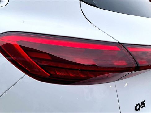 Used 2025 Audi Q5 Premium w/ Convenience Package image 23