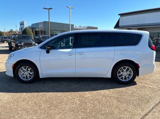 New 2026 Chrysler Pacifica Select video 2