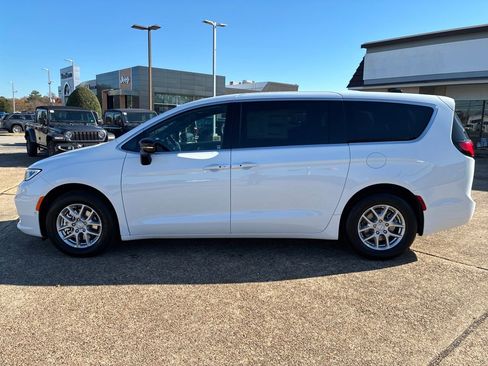 New 2026 Chrysler Pacifica Select image 2