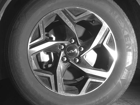 Used 2025 Kia Sportage LX image 12