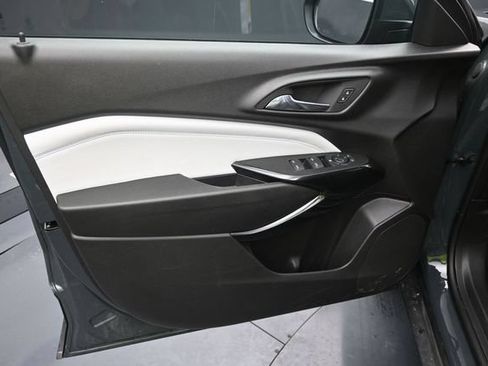 Used 2025 Chevrolet Trax LT FWD image 12