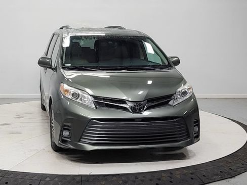 Used 2020 Toyota Sienna XLE Premium FWD image 3