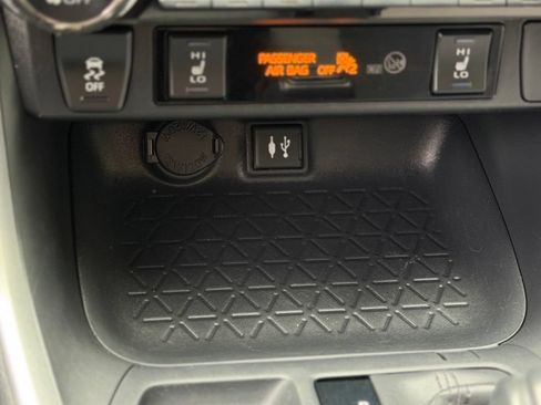 Used 2019 Toyota RAV4 XLE AWD/4WD image 17