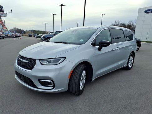 Used 2024 Chrysler Pacifica Touring-L image 7