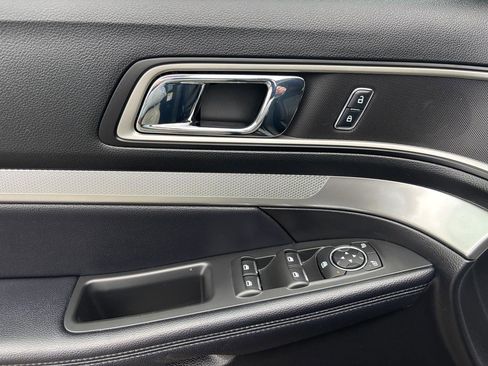 Used 2017 Ford Explorer XLT w/ Equipment Group 201A image 7