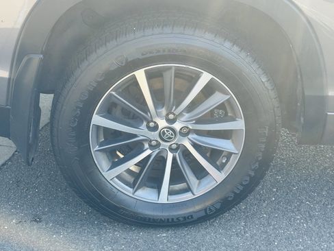 Used 2017 Toyota Highlander XLE AWD/4WD image 11