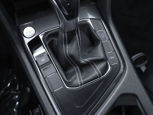 Used 2022 Volkswagen Tiguan SE R-Line image 17