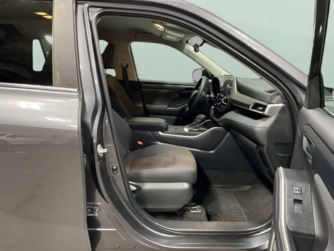 Used 2023 Toyota Highlander L FWD image 31