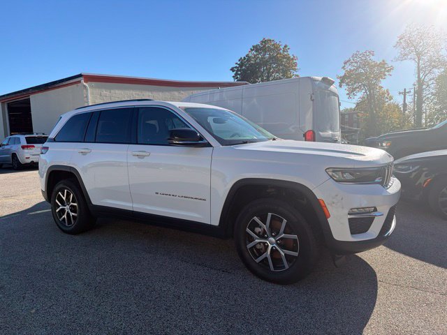 Used 2023 Jeep Grand Cherokee Limited AWD/4WD image 2