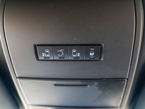 Used 2018 Dodge Grand Caravan SXT w/ Blacktop Package FWD image 33