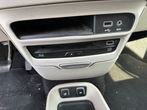 Used 2017 Chrysler Pacifica Touring-L Plus image 11