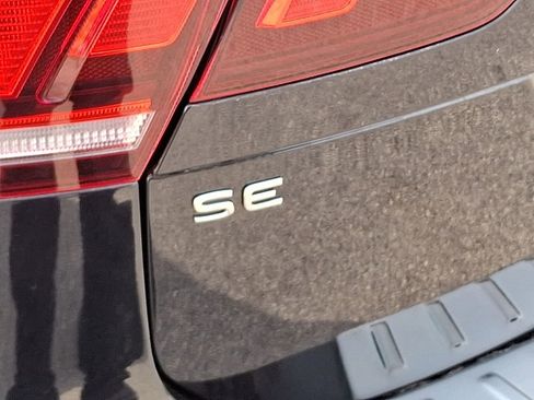 Used 2024 Volkswagen Tiguan SE w/ Panoramic Sunroof Package image 33