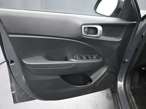 Used 2025 Hyundai Venue SEL FWD image 11