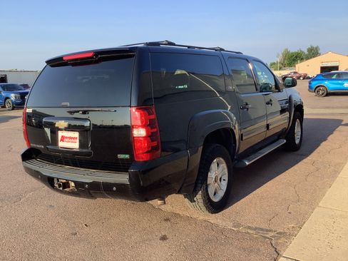 Used 2011 Chevrolet Suburban LT w/ Luxury Package AWD/4WD image 4