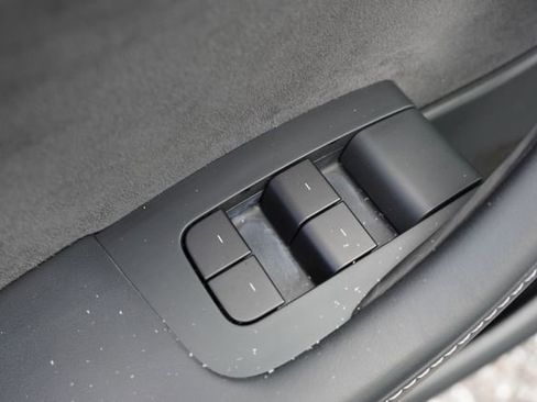 Used 2025 Tesla Model Y Long Range image 22