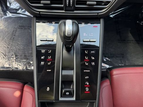 Used 2023 Porsche Macan AWD/4WD image 22