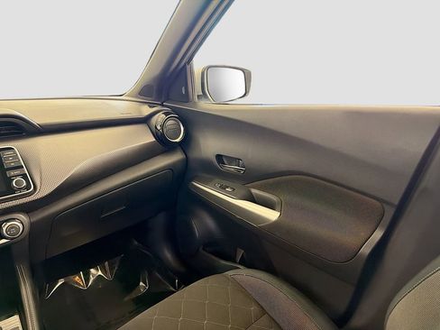 Used 2018 Nissan Kicks SV image 21