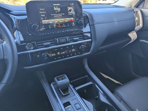 Used 2023 Nissan Pathfinder SL image 25