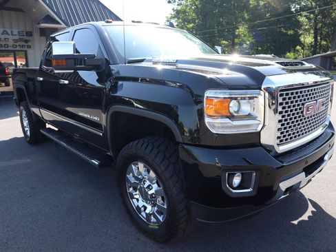 Used 2017 GMC Sierra 2500 Denali w/ Duramax Plus Package AWD/4WD image 3