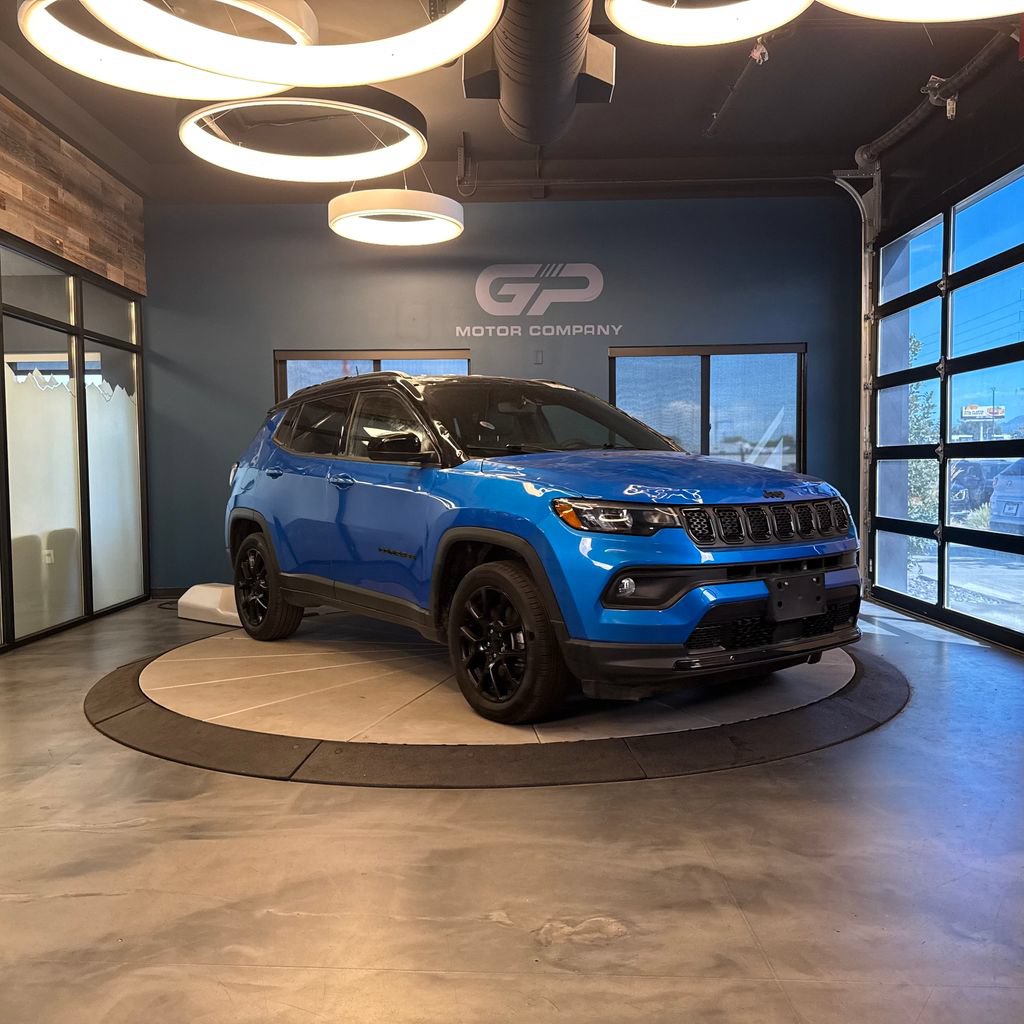 Used 2024 Jeep Compass Latitude w/ Convenience Group AWD/4WD image 1