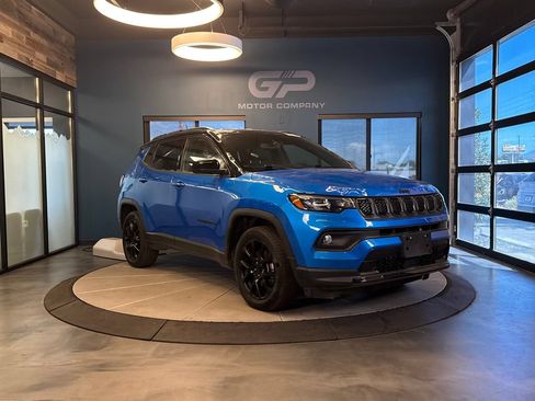 Used 2024 Jeep Compass Latitude w/ Convenience Group AWD/4WD image 1